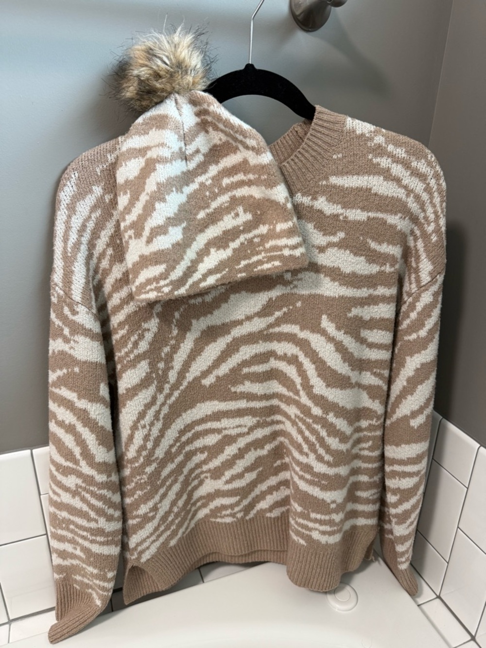 Christian Siriano Beige & Cream Zebra-Print Knit Sweater w/Matching Beanie